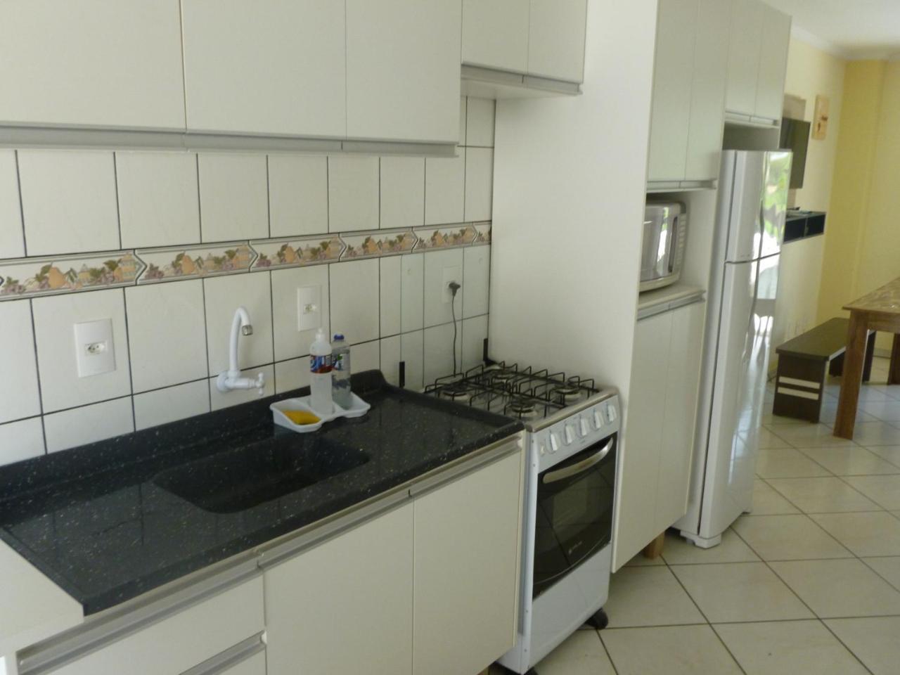 Apartamento 12 - Bombinhas - 200 Metros Da Praia エクステリア 写真